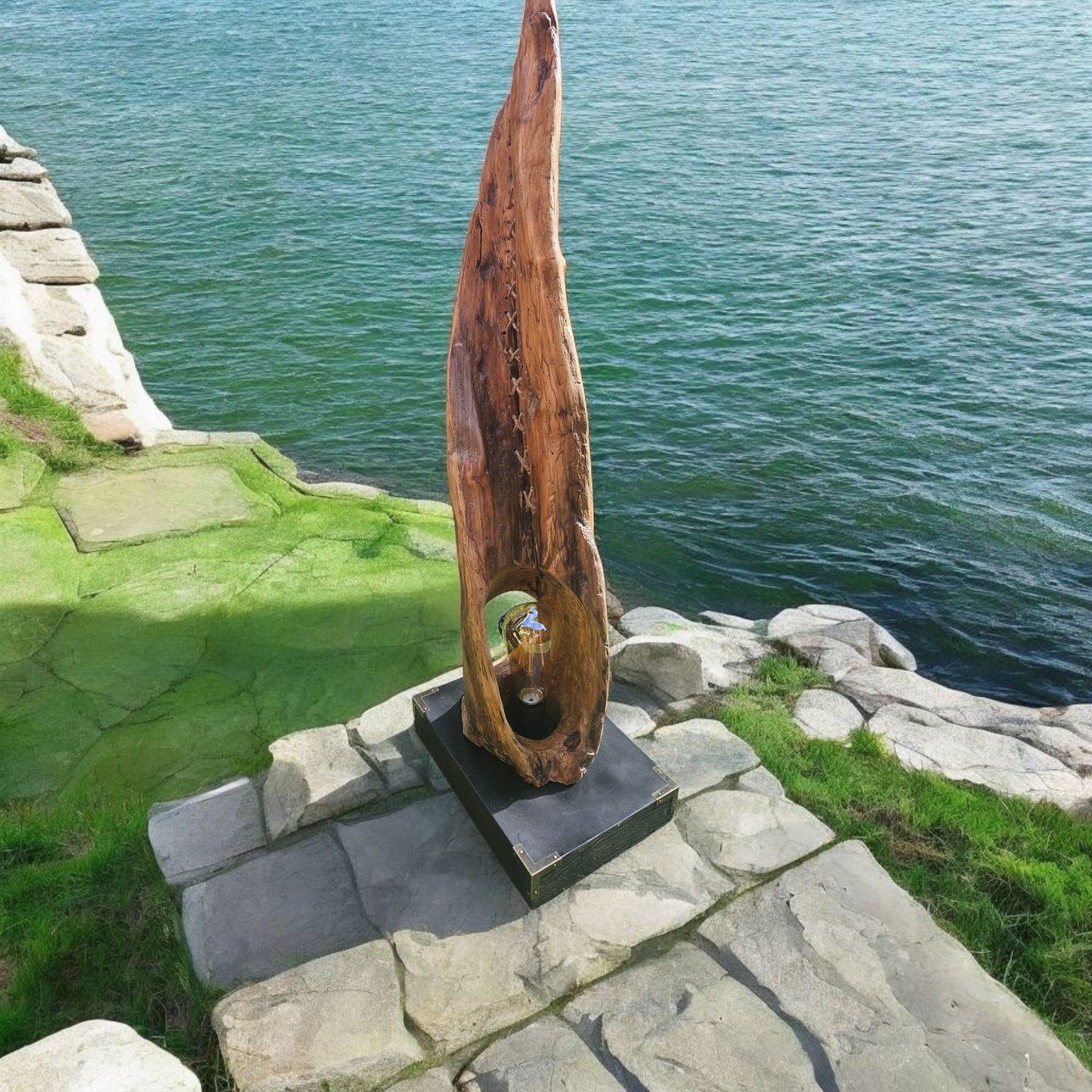 Lampe artisanale en bois flotté