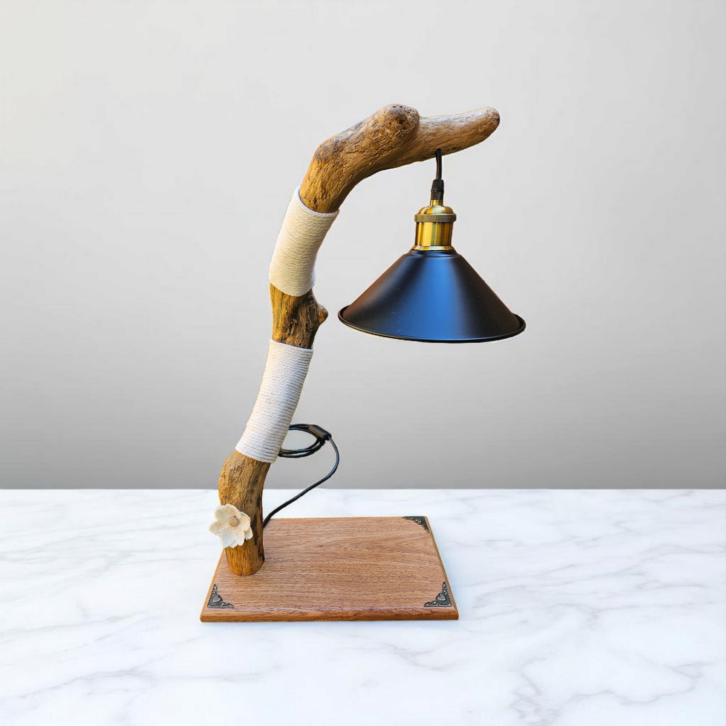 Lampe artisanale en bois flotté
