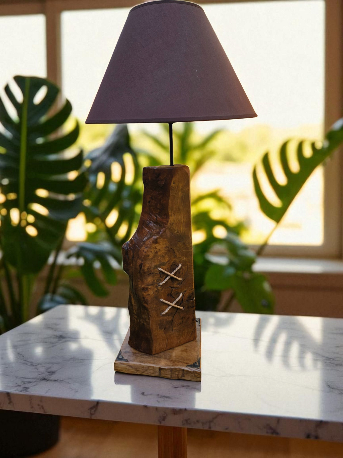 Lampe artisanale en bois d'olivier